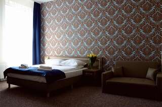 Отель Hotel Lothus Вроцлав Улучшенный номер с кроватью размера «queen-size»-4